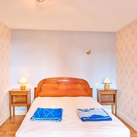 Pour 8 Personnes Holiday home Leguillac-de-l'Auche