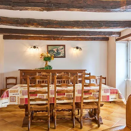 Pour 8 Personnes Holiday home Leguillac-de-l'Auche