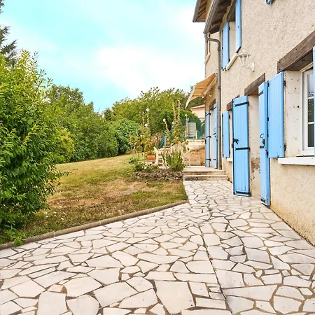 Holiday home Pour 8 Personnes Leguillac-de-l'Auche